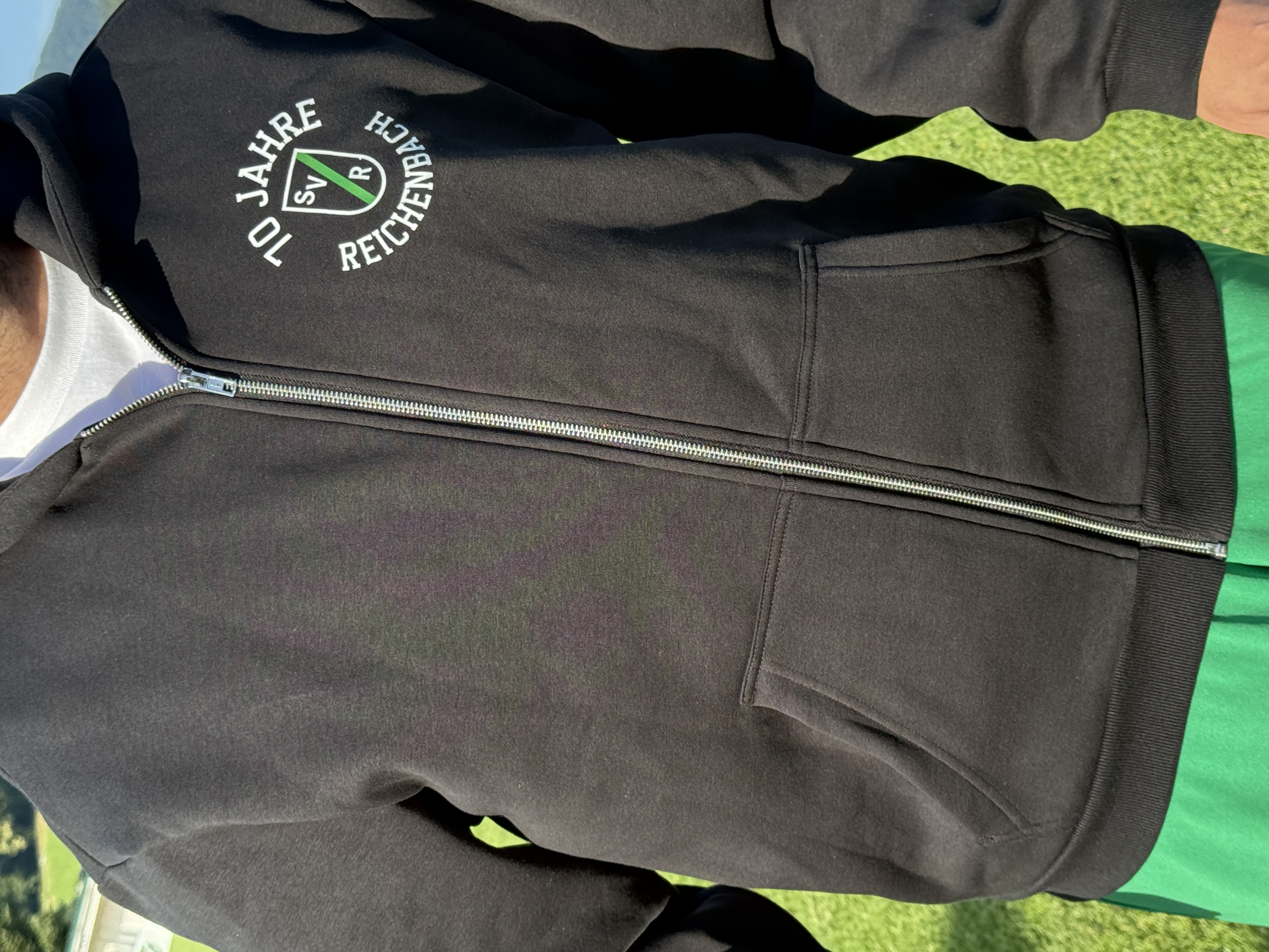 70 Jahre Logo — Fluffy ZIP-Jacke — getragen